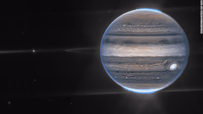 Mắt bão khổng lồ có màu trắng trong bức ảnh mới. (Ảnh: NASA)