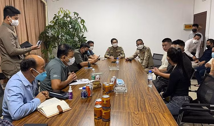Cơ quan chức năng Campuchia làm việc với quản lý sòng bài. (Ảnh: Khmer Times)