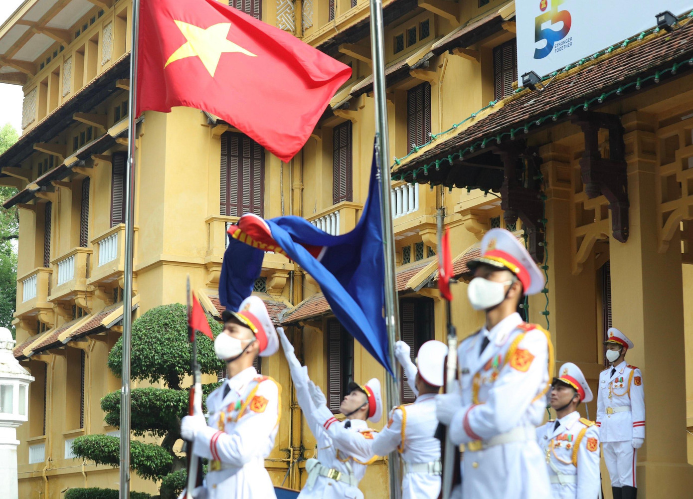 Quốc kỳ Việt Nam và cờ ASEAN được kéo lên trong lễ thượng cờ sáng 8/8. (Ảnh: Như Ý)