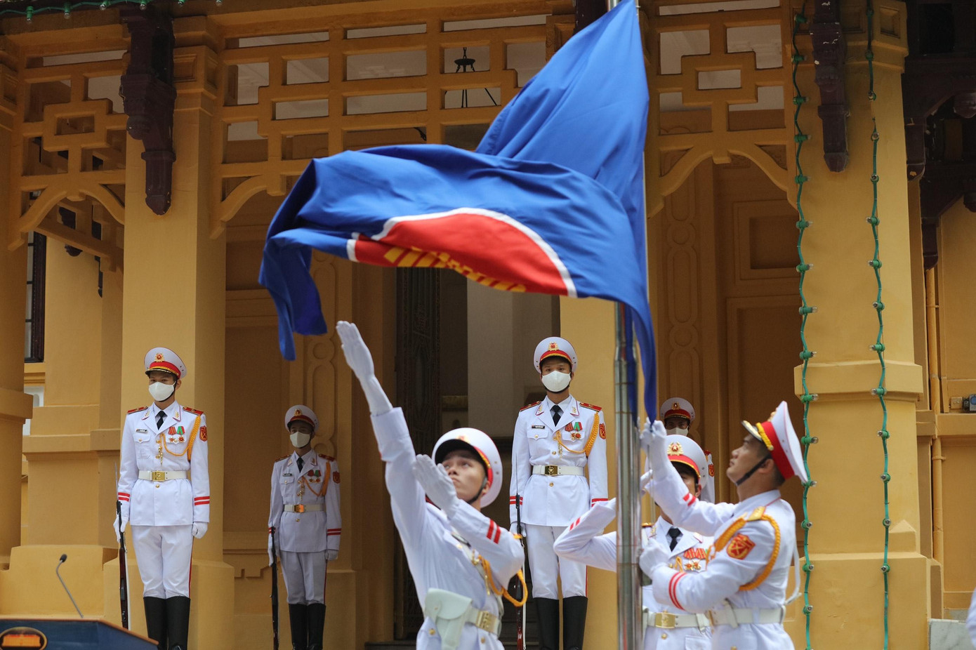 Hình ảnh thượng cờ ASEAN tại Trụ sở Bộ Ngoại giao sáng 8/8. (Ảnh: Như Ý)