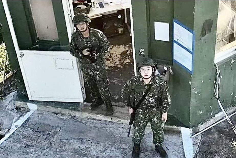 Bức ảnh hai binh lính Đài Loan (Trung Quốc) đang đứng gác bị chụp cận mặt Bức ảnh hai binh lính Đài Loan (Trung Quốc) đang đứng gác bị chụp cận mặt