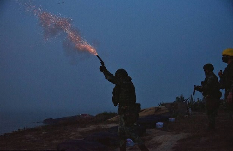 Đài Loan (Trung Quốc) cho biết đã bắn pháo sáng để xua 7 máy bay không người lái trong đêm 5/8