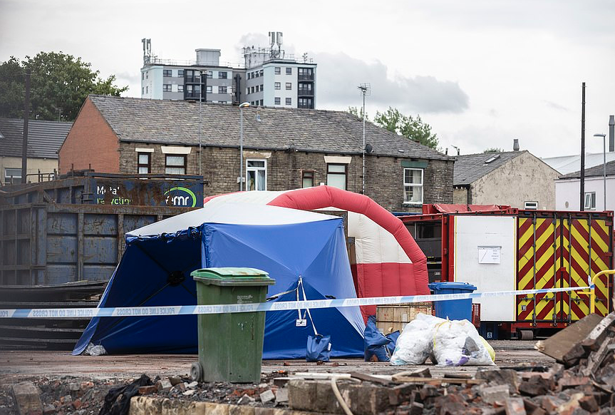 Khu nhà kho bị cháy ở Manchester là nơi đã tìm thấy 3 thi thể được cho là liên quan đến 4 người Việt đang mất tích. (Ảnh: Daily Mail)