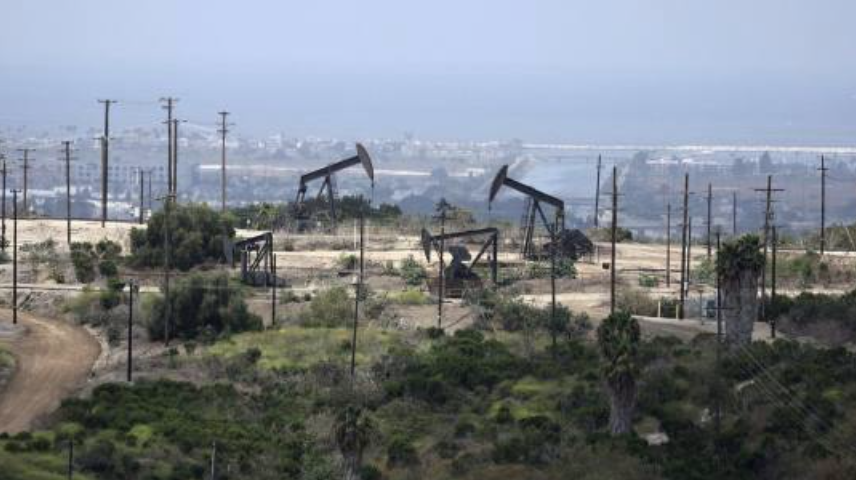 Một mỏ dầu gần Los Angeles, Mỹ. (Ảnh: Reuters) Một mỏ dầu gần Los Angeles, Mỹ. (Ảnh: Reuters)
