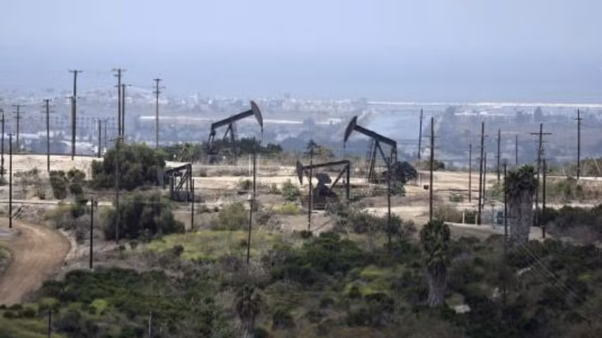 Một mỏ dầu gần Los Angeles, Mỹ. (Ảnh: Reuters) Một mỏ dầu gần Los Angeles, Mỹ. (Ảnh: Reuters)