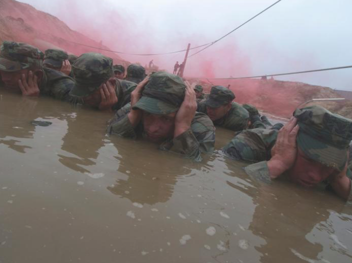 Tân binh Mỹ thực hiện một bài tập trong "Tuần địa ngục". (Ảnh: Getty) Tân binh Mỹ thực hiện một bài tập trong "Tuần địa ngục". (Ảnh: Getty)