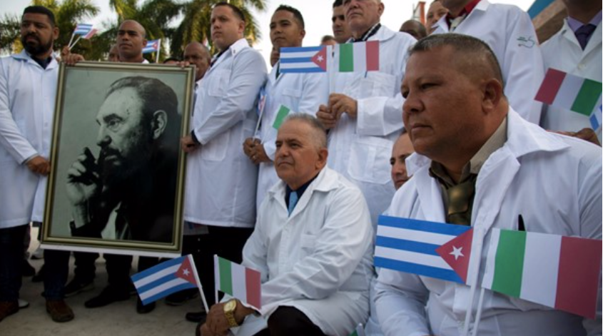 Đoàn bác sĩ Cuba trước khi lên đường sang Ý hỗ trợ đối phó với đại dịch COVID-19 vào tháng 3/2020. (Ảnh: AP)
