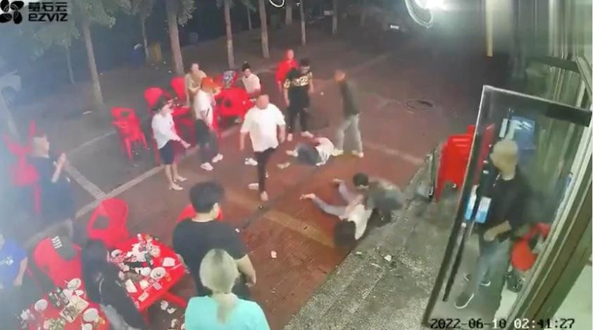 Hình ảnh do camera giám sát cho thấy nhóm thực khách nữ bị lôi ra khỏi nhà hàng và tiếp tục bị hành hung ở ngoài sân.