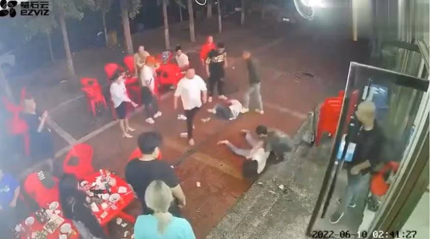 Hình ảnh do camera giám sát cho thấy nhóm thực khách nữ bị lôi ra khỏi nhà hàng và tiếp tục bị hành hung ở ngoài sân.