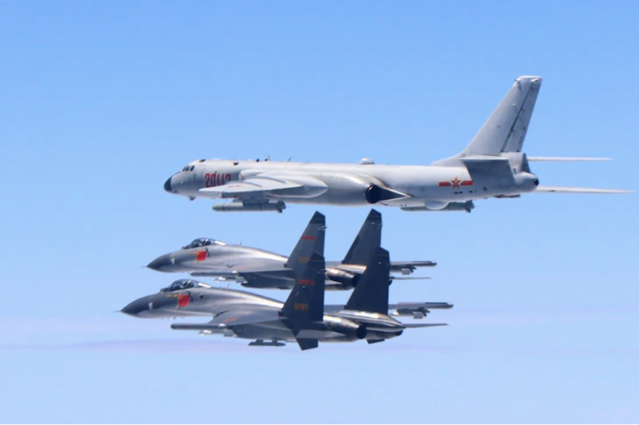 Máy bay ném bom H-6K và hai tiêm kích J-11 trong một chuyến tuần tra gần đảo Đài Loan (Trung Quốc). (Ảnh: Xinhua)