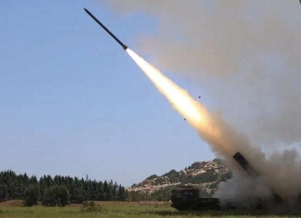 Một tên lửa được quân đội Trung Quốc phóng trong cuộc tập trận ngày 4/8 Một tên lửa được quân đội Trung Quốc phóng trong cuộc tập trận ngày 4/8