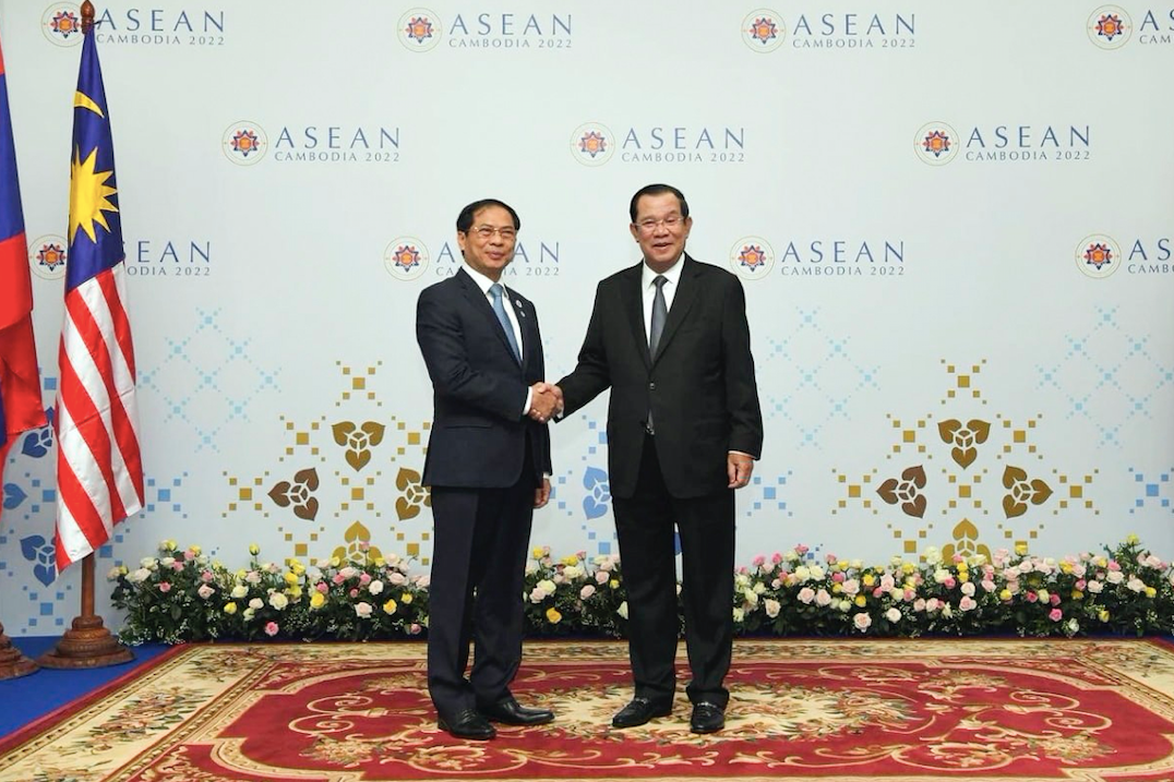 Bộ trưởng Bùi Thanh Sơn và Thủ tướng Campuchia Hun Sen. (Ảnh: Mofa)