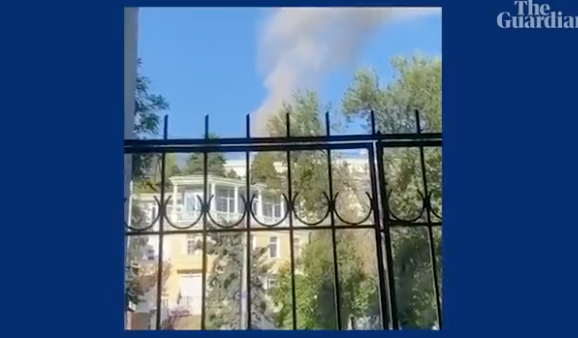 Khói bốc lên từ trụ sở Hạm đội Biển Đen của Nga ngày 20/8, sau khi bị một UAV tấn công