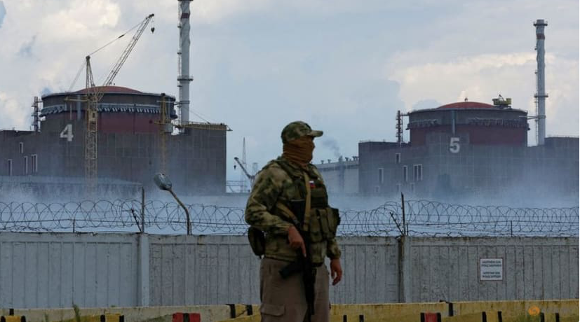 Một lính đứng gác trước nhà máy điện hạt nhân Zaporizhzhia ngày 4/8. (Ảnh: Reuters) Một lính đứng gác trước nhà máy điện hạt nhân Zaporizhzhia ngày 4/8. (Ảnh: Reuters)