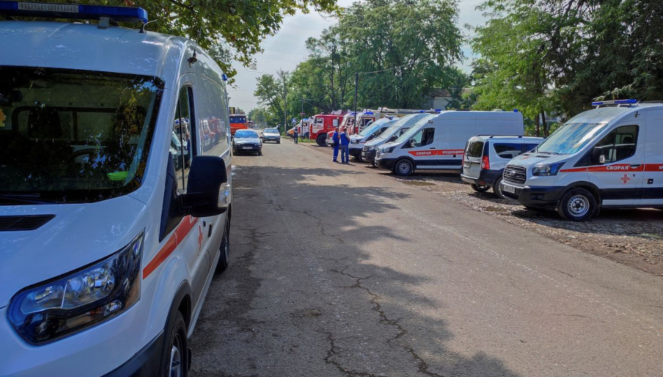 Các xe cứu thương tập trung ở Azovskoye, sau khi xảy ra loạt vụ nổ trên bán đảo Crimea ngày 16/8 Các xe cứu thương tập trung ở Azovskoye, sau khi xảy ra loạt vụ nổ trên bán đảo Crimea ngày 16/8