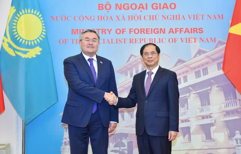 Bộ trưởng Ngoại giao Bùi Thanh Sơn tiếp Phó Thủ tướng, Bộ trưởng Ngoại giao Kazakhstan Mukhtar Tileuberdi ngày 18/8. (Ảnh: baoquocte)