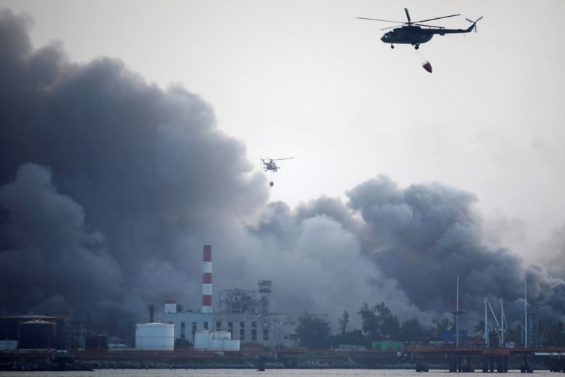 Khói đen bao trùm kho chứa dầu Matanzas của Cuba. (Ảnh: Reuters) Khói đen bao trùm kho chứa dầu Matanzas của Cuba. (Ảnh: Reuters)