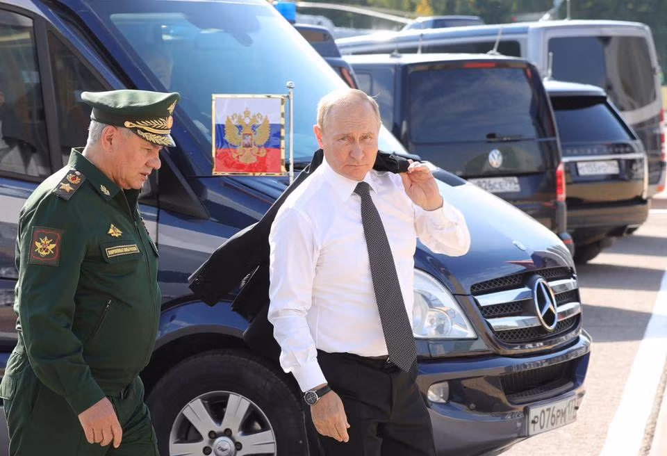 Tổng thống Nga Vladimir Putin (phải) và Bộ trưởng Quốc phòng Sergei Shoigu. (Ảnh: Reuters)