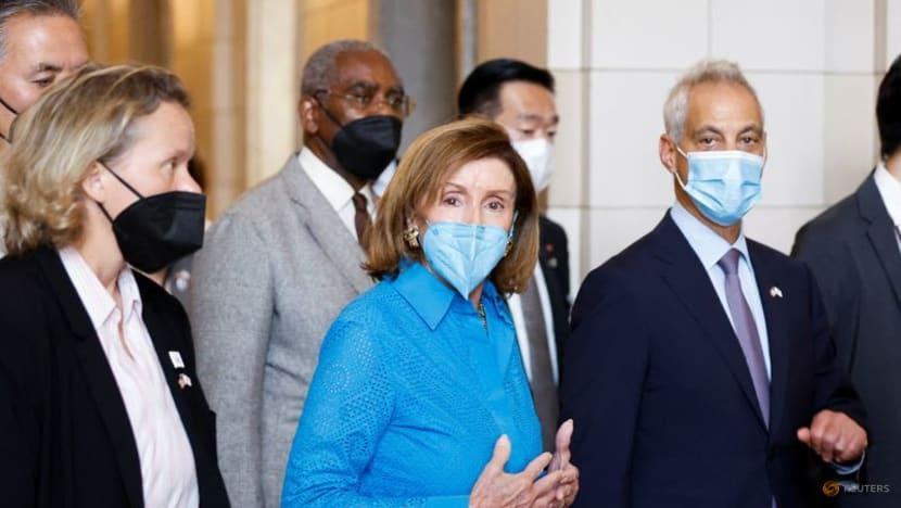 Chủ tịch Hạ viện Mỹ Nancy Pelosi (áo xanh) vừa có chuyến thăm Đài Loan (Trung Quốc). (Ảnh: Reuters)