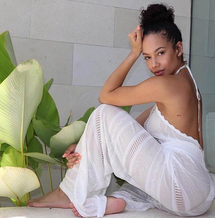 Karim Benzema là chủ nhân Quả bóng vàng 2022. Anh chính là một trong những cái tên được quan tâm nhất trong mùa World Cup năm nay. Bạn gái Benzema là Jordan Ozuna, người mẫu được chú ý ở Pháp. Cô là một trong những nàng WAG có mặt ở Qatar để cổ vũ nửa kia trong mùa World Cup năm nay. Trước khi đến với Benzema, Ozuna có thời gian qua lại với rapper Tyga và ca sĩ Justin Bieber.