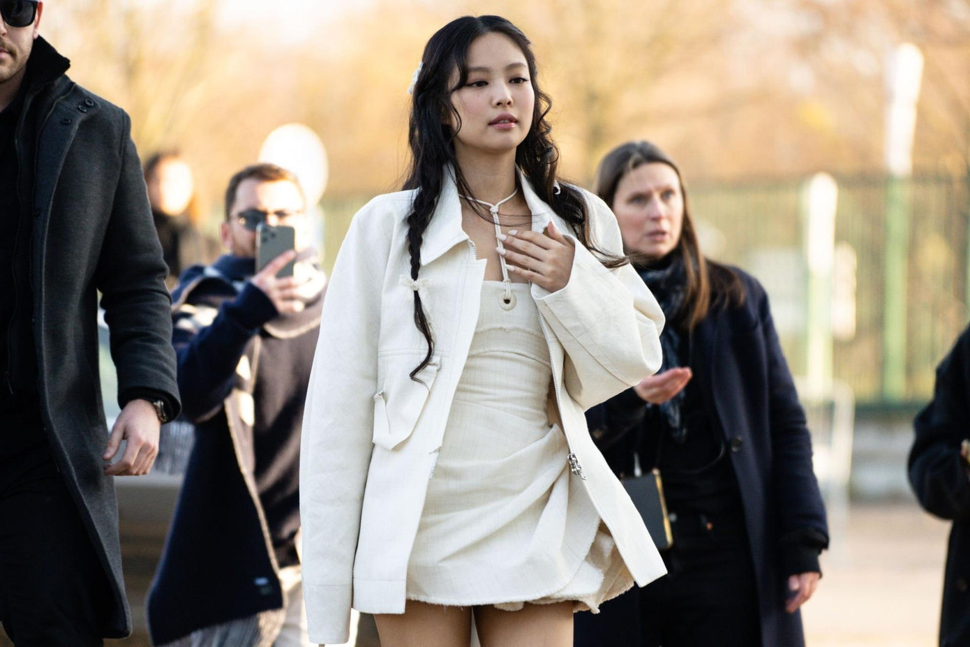 Ngày 13/12, Hypebae đăng tải loạt ảnh chụp Jennie tại show thời trang của Jacquemus có tên &quot;Le Raphia&quot;. Đây là sự kiện diễn ra tại Le Bourget (Pháp).