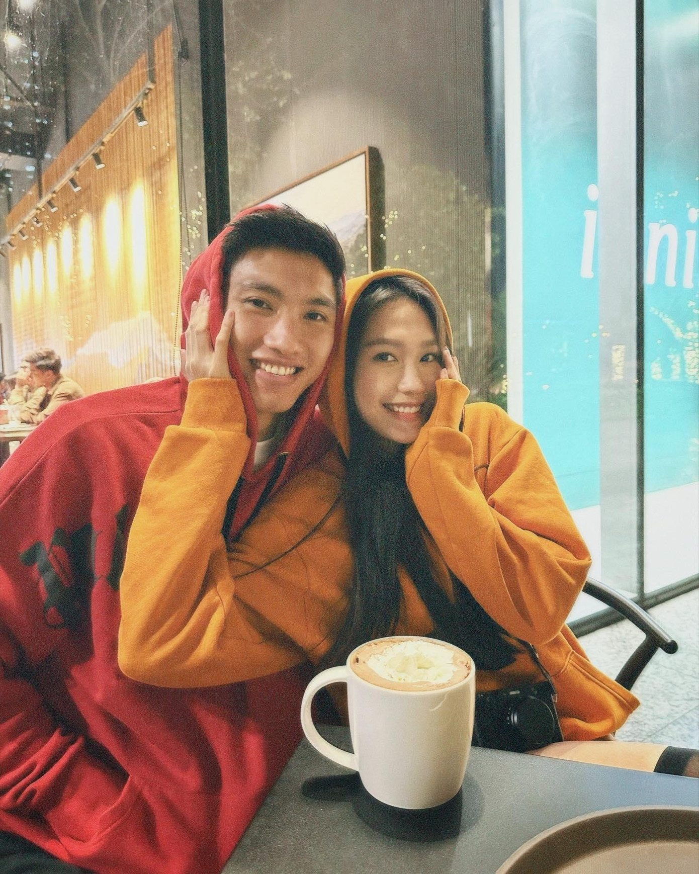 Kể từ khi công khai là một cặp, Văn Hậu - Hải My thoải mái khoe khoảnh khắc bên nhau. Họ lập thêm một tài khoản chung chỉ để đăng ảnh của cả hai. Văn Hậu - Hải My nhận được nhiều lời khen với ngoại hình đẹp đôi.