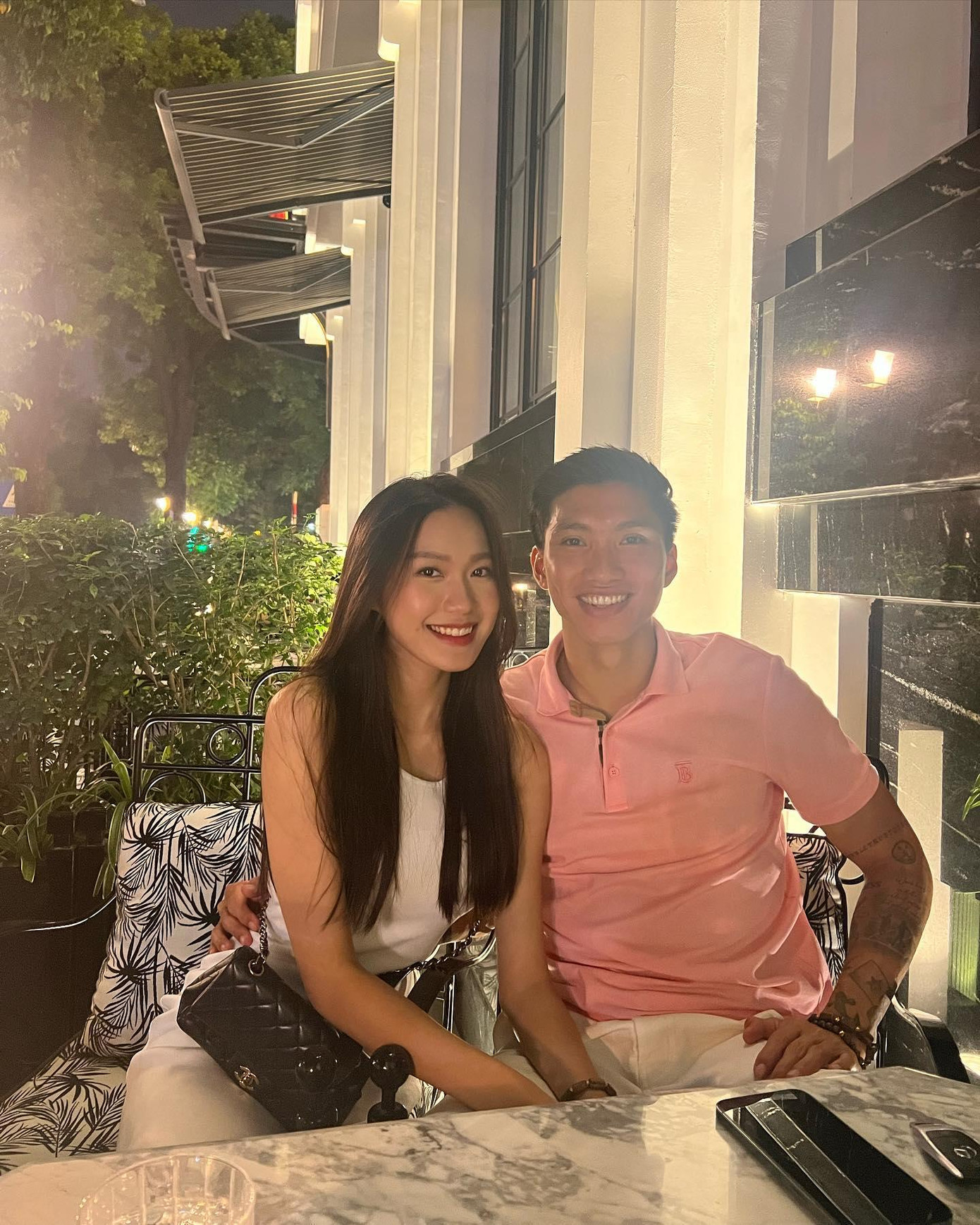 Khán giả cho rằng Đoàn Văn Hậu được lòng gia đình bạn gái khi anh nhiều lần có mặt ở những buổi đi chơi, đi ăn của Doãn Hải My và bố mẹ.