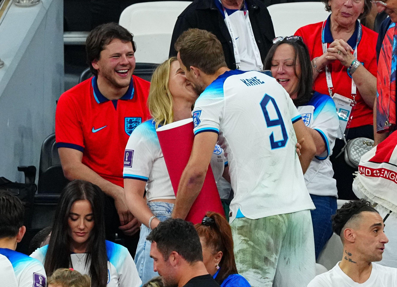 Ngày 5/12, The Sun đăng tải loạt ảnh chụp khoảnh khắc ăn mừng của dàn tuyển thủ Anh với bạn gái và vợ sau khi đội tuyển nước nhà giành chiến thắng 3-0 trước Senegal, mở ra tấm vé giúp Anh bước vào trận tứ kết gặp Pháp diễn ra vào ngày 10/12.