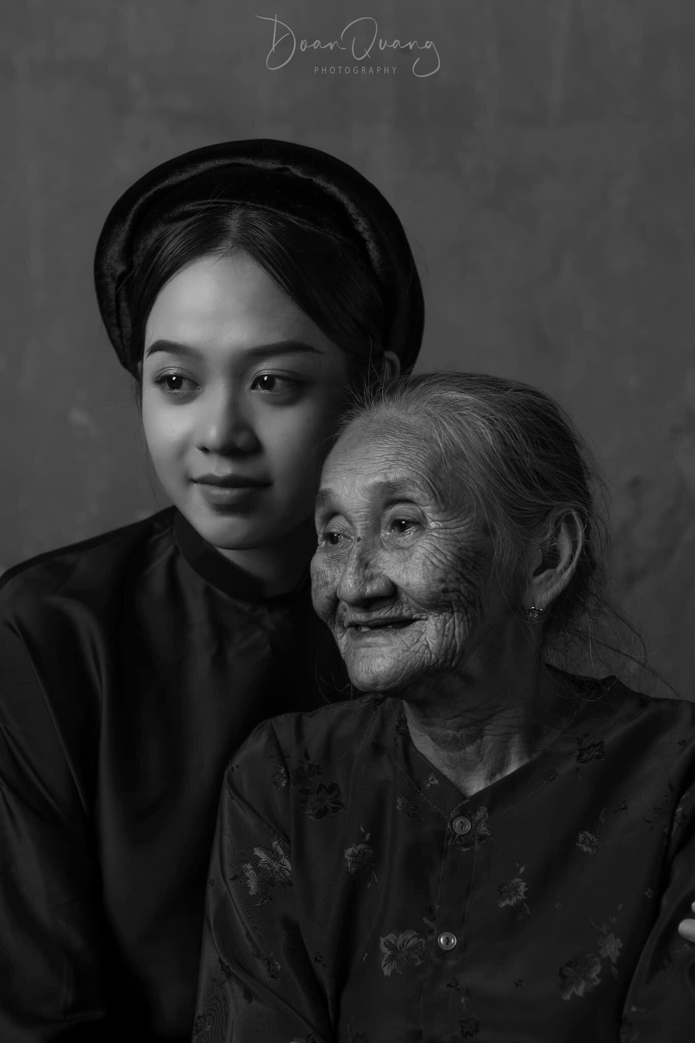 Thanh Thủy là hoa hậu hiếm có không khóa trang cá nhân sau khi đăng quang. Trả lời về việc này, người đẹp Đà Nẵng tự tin rằng cô là người chín chắn, không có những status thiếu suy nghĩ nên không cần khóa Facebook. Ở album ảnh, Thanh Thủy vẫn giữ lại tất cả bức ảnh khi cô là người mẫu.