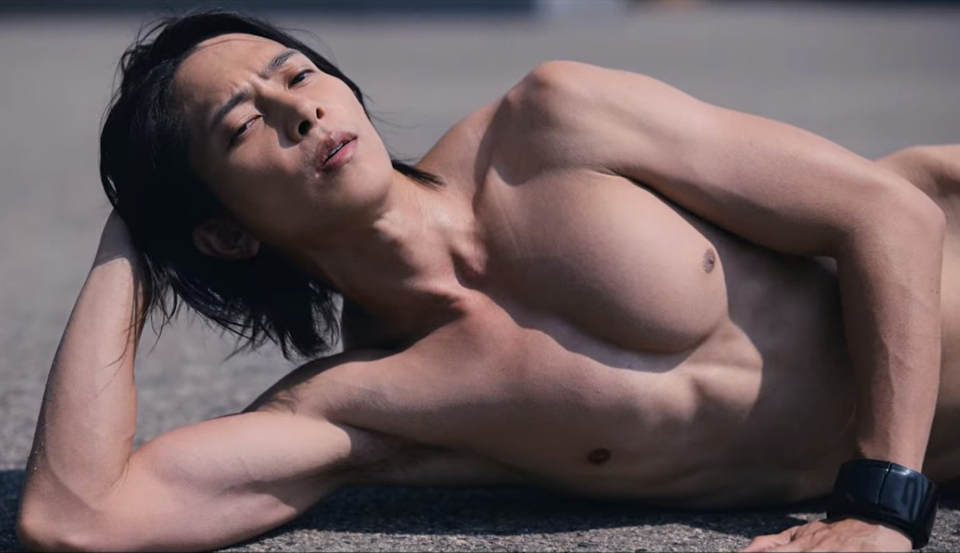 Tomohisa Yamashita là một trong những diễn viên được chú ý trong series Alice in Borderland. Trong phim, tài tử Nhật thủ vai Ginji Kyuma - một nhân vật có sở thích khoe thân. Vì vậy, Yamashita thường xuyên xuất hiện trên màn ảnh trong trạng thái không có tấm vải che thân. Nam diễn viên được khán giả khen ngợi có vóc dáng săn chắc, cân đối với cơ bắp cuồn cuộn. Tomohisa Yamashita là một trong những diễn viên được chú ý trong series Alice in Borderland. Trong phim, tài tử Nhật thủ vai Ginji Kyuma - một nhân vật có sở thích khoe thân. Vì vậy, Yamashita thường xuyên xuất hiện trên màn ảnh trong trạng thái không có tấm vải che thân. Nam diễn viên được khán giả khen ngợi có vóc dáng săn chắc, cân đối với cơ bắp cuồn cuộn.