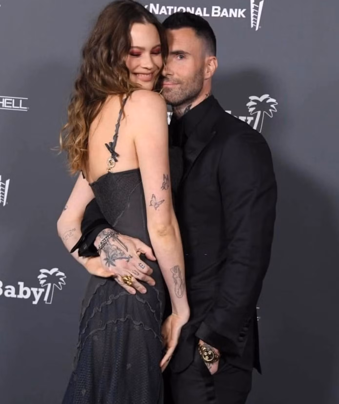 Prinsloo và Adam Levine đang là tâm điểm chú ý của khán giả. Ảnh: SCMP.