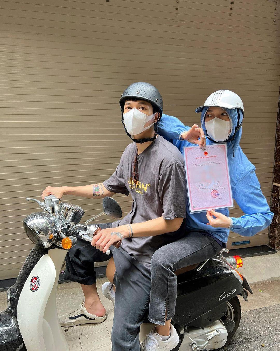 Trước Bình An - Phương Nga, Diệu Nhi - Anh Tú "gây bão" mạng xã hội khi khoe ảnh đăng ký kết hôn. Bên cạnh nội dung khẳng định Diệu Nhi - Anh Tú đã trở thành vợ chồng, khán giả bày tỏ sự thích thú với ngoại hình, cách ăn mặc của cặp sao đi đăng ký khi cả hai đều mặc đồ đơn giản.