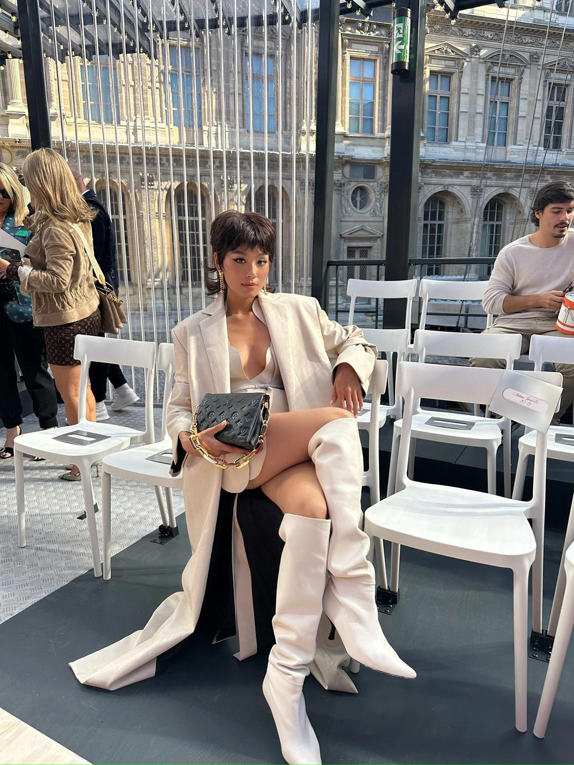 Á hậu Thảo Nhi Lê chia sẻ hình ảnh ngồi hàng ghế đầu khi tham dự show thời trang của Louis Vuitton. Trong lần xuất hiện này, người đẹp sinh năm 1994 gây chú ý với ngoại hình khác lạ.