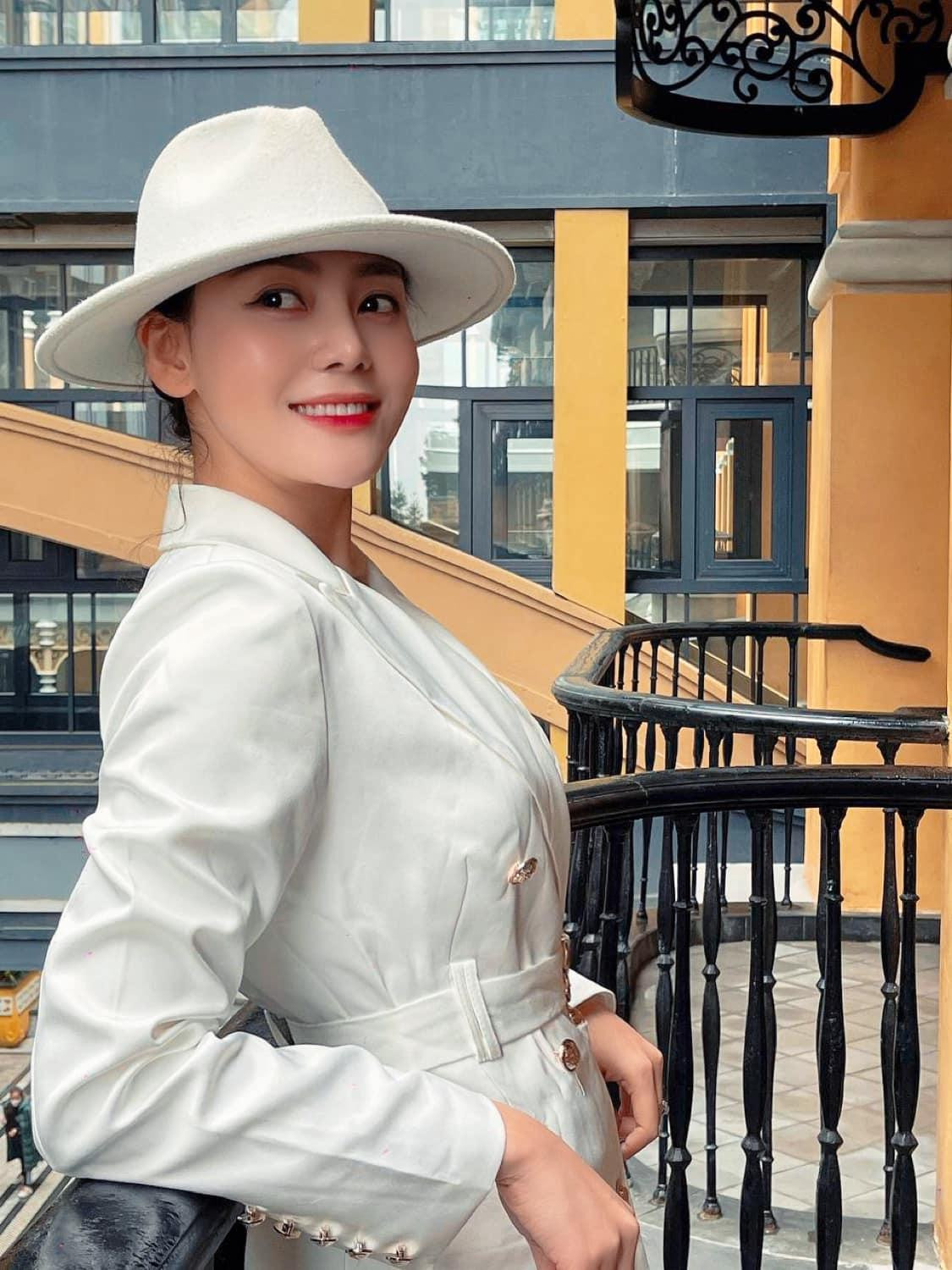 Trước đây, Huyền Trang có thời gian tạm dừng diễn xuất vì cho rằng con đường này không phù hợp với cuộc sống bản thân. Tuy nhiên, hiện tại, nữ diễn viên nhận ra rằng không thể từ bỏ đam mê nên quyết định quay lại với nghề diễn. Ngoài công việc đóng phim truyền hình, hiện tại, Huyền Trang là diễn viên kịch tại Nhà hát Tuổi trẻ.