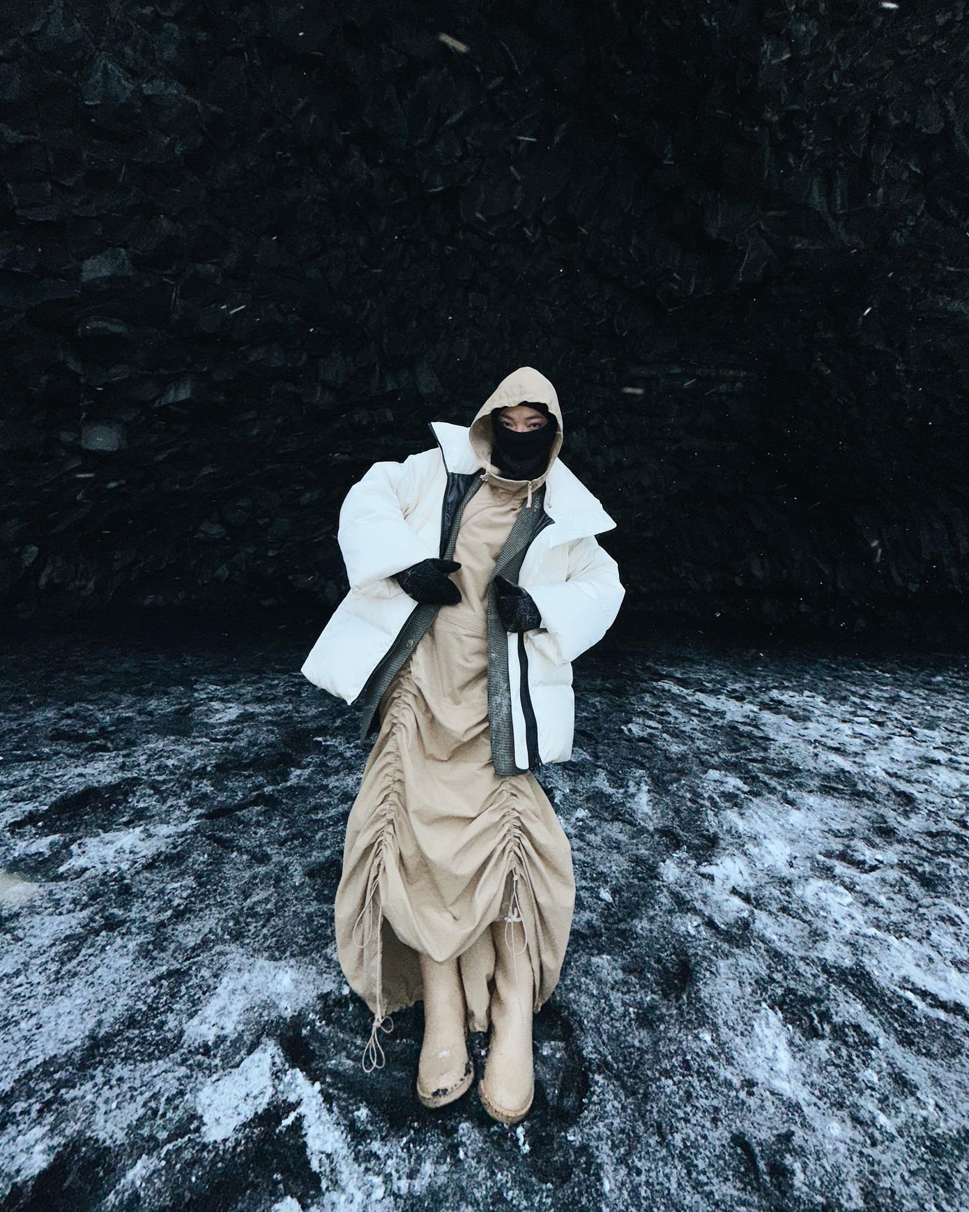 Châu Bùi và bạn trai Binz đang có chuyến du lịch châu Âu. Địa điểm check in đầu tiên của đôi trẻ là ở Iceland, sau đó tới Pháp, Anh. Trong chuyến đi lần này, fashionista sinh năm 1997 diện trang phục của các nhà mốt nổi tiếng thế giới như Chanel, Gucci, Prada. Bên cạnh những bộ quần áo cá tính đúng phong cách Châu Bùi, nữ người mẫu gây ấn tượng với bộ sưu tập mũ &quot;không giống ai&quot;.