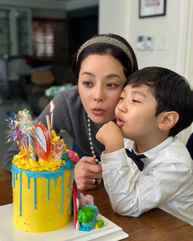 Chae Rim và con trai hiện sống ở Hàn Quốc. Ảnh: IGNV.