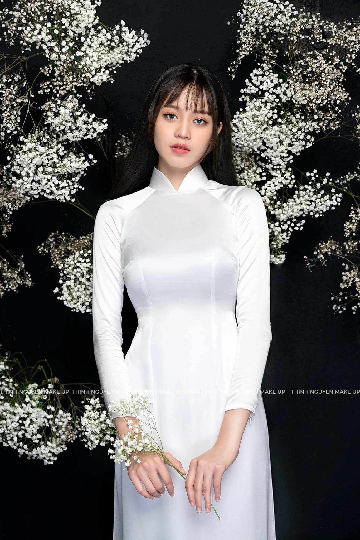 Thanh Thủy là hoa hậu hiếm có không khóa trang cá nhân sau khi đăng quang. Trả lời về việc này, người đẹp Đà Nẵng tự tin rằng cô là người chín chắn, không có những status thiếu suy nghĩ nên không cần khóa Facebook. Ở album ảnh, Thanh Thủy vẫn giữ lại tất cả bức ảnh khi cô là người mẫu.