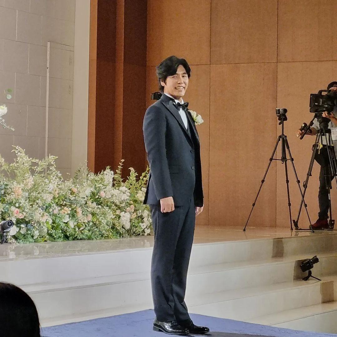 Theo miêu tả của truyền thông Hàn Quốc, hôn lễ của diễn viên sinh năm 1970 và bạn gái kém 24 tuổi được tổ chức đơn giản, ấm cúng với phần trang trí bao gồm toàn hoa tươi. Trong cả buổi tiệc, Choi Seong Guk nở nụ cười hạnh phúc.