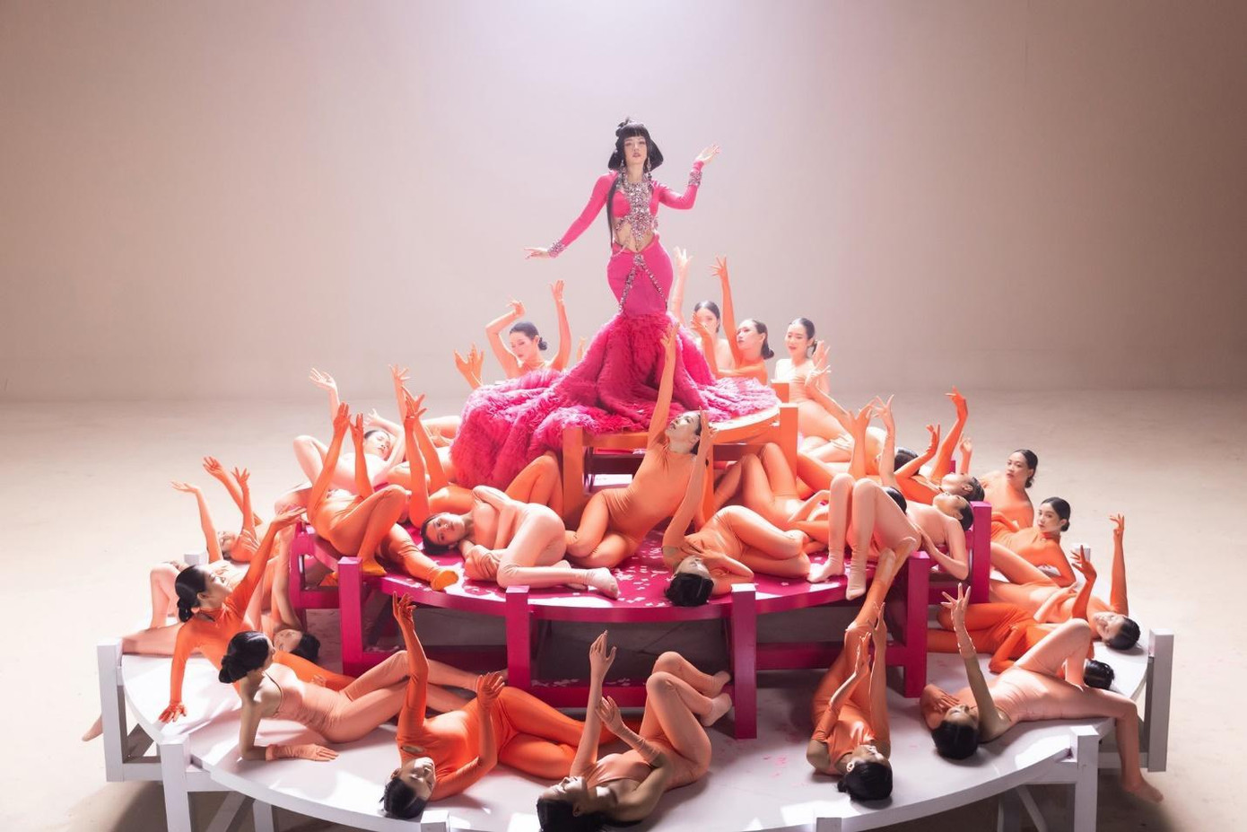 MV của Chi Pu học tập khá nhiều từ các sản phẩm quốc tế, nhất là trong khu vực châu Á.