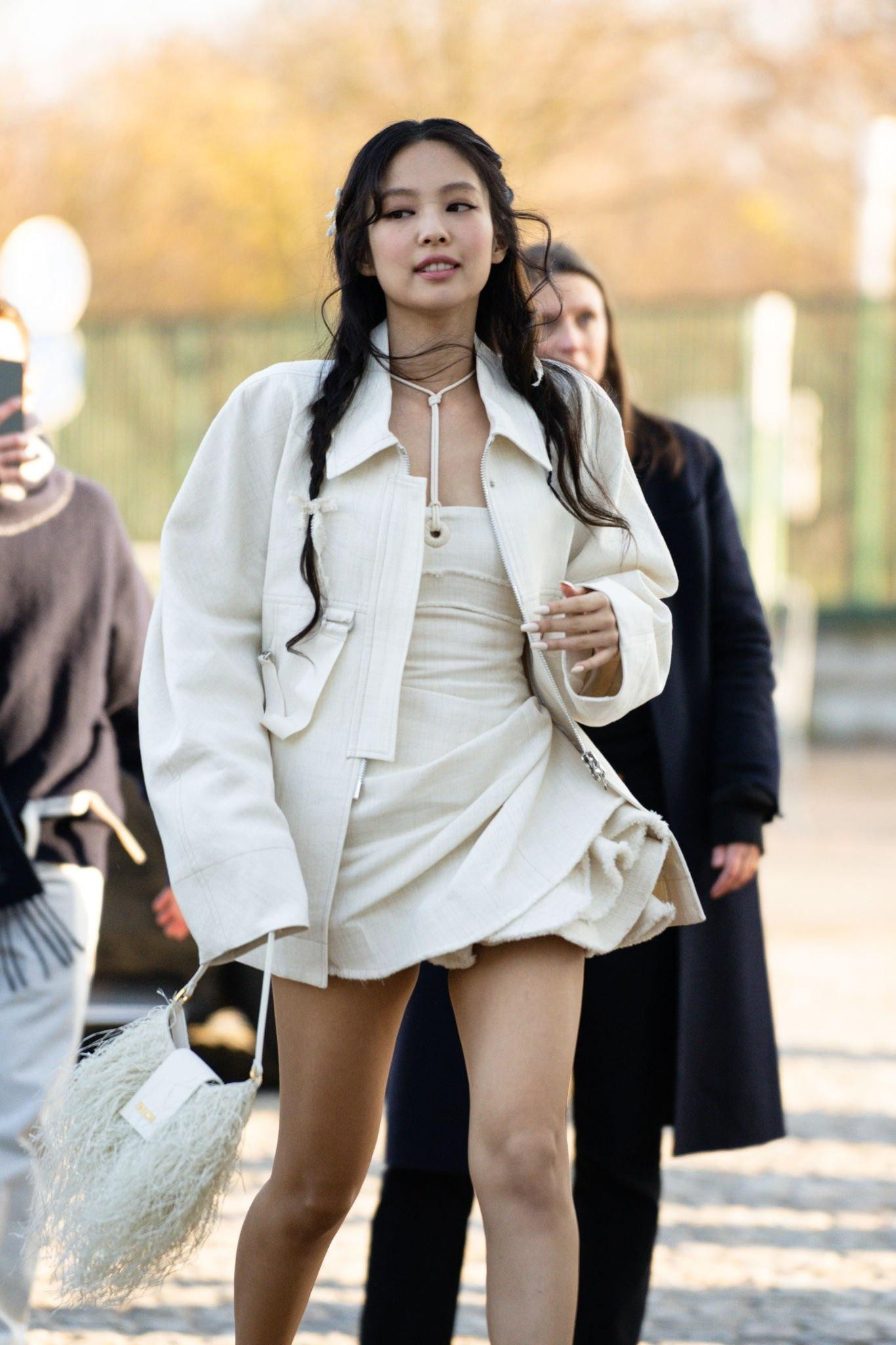 Theo truyền thông, vì có mối quan hệ thân thiết với nhà thiết kế Simon Porte Jacquemus, hầu hết show diễn của thương hiệu này Jennie đều góp mặt. Sự kiện diễn ra ngày 12/12 nằm trong khuôn khổ quảng bá bộ sưu tập Xuân hè 2023 của thương hiệu.