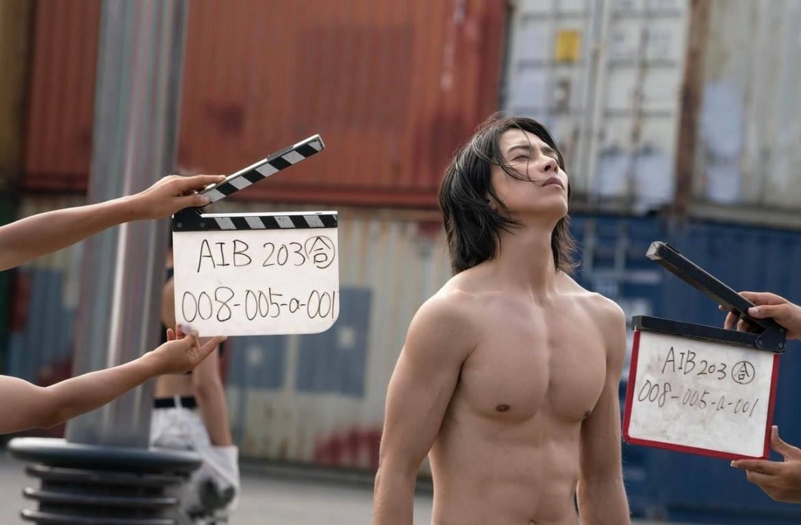 Việc không mặc quần áo khi ghi hình nhưng không lộ bộ phận nhạy cảm là điều không dễ dàng. Yamashita và cả ê-kíp đã phải chọn góc quay khéo léo, căn chỉnh ánh sáng và tỷ lệ cơ thể, khung hình vừa vặn nhất có thể. Việc không mặc quần áo khi ghi hình nhưng không lộ bộ phận nhạy cảm là điều không dễ dàng. Yamashita và cả ê-kíp đã phải chọn góc quay khéo léo, căn chỉnh ánh sáng và tỷ lệ cơ thể, khung hình vừa vặn nhất có thể.