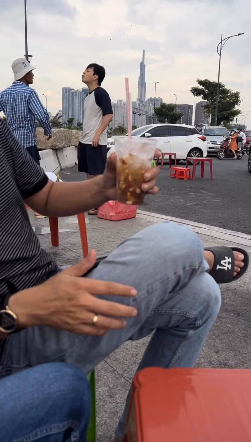 Mai Anh, JayKii có lời qua tiếng lại với người bán nước ở khu vực gần cầu Thủ Thiêm. Ảnh: MXH.
