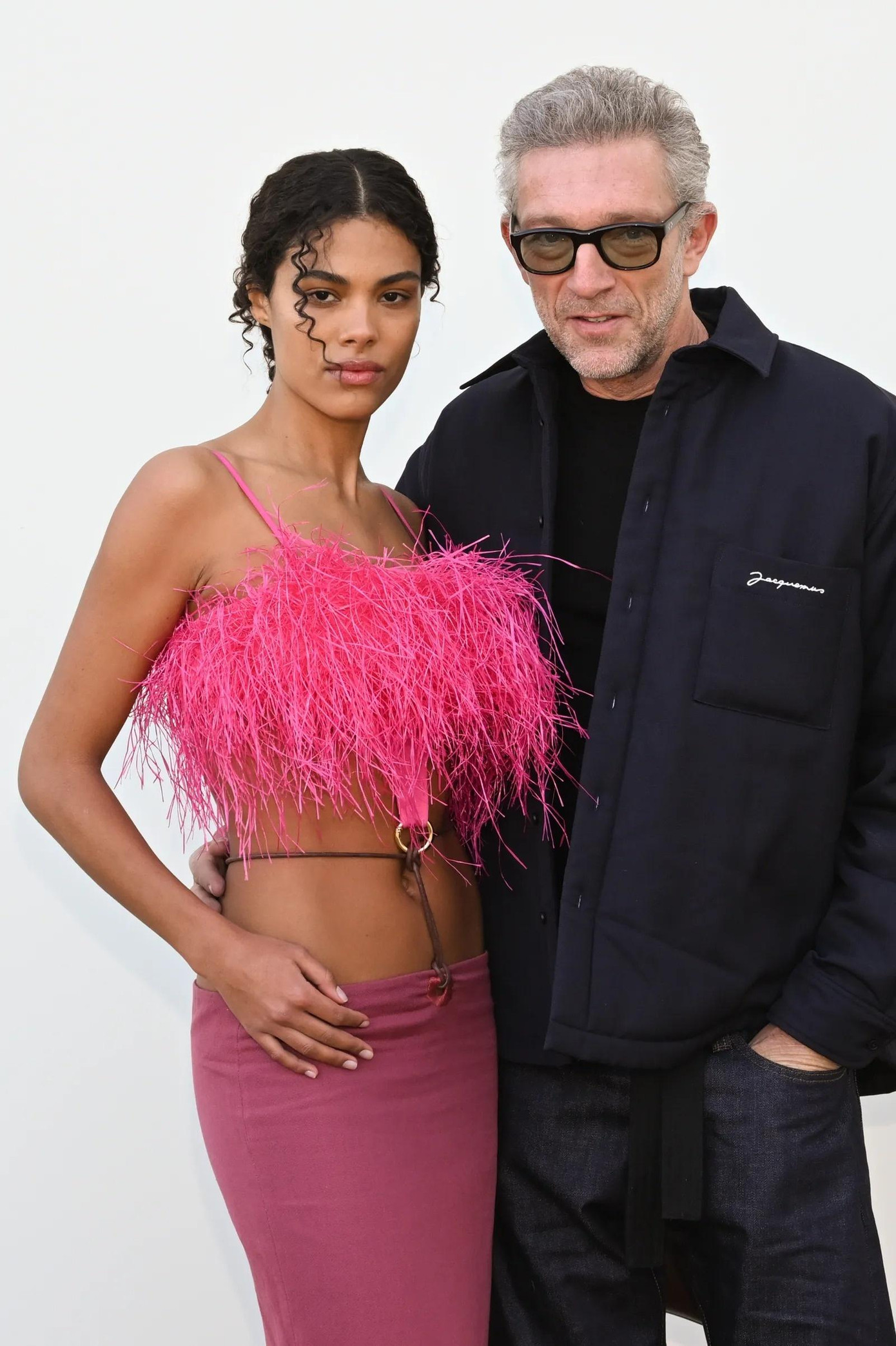 Tina Kunakey và Vincent Cassel là cặp sao quen mặt trong mỗi show diễn của nhà Jacquemus. Trong lần xuất hiện này, họ diện những bộ đồ là sản phẩm được dự đoán bán chạy trong bộ sưu tập sắp tới của thương hiệu.