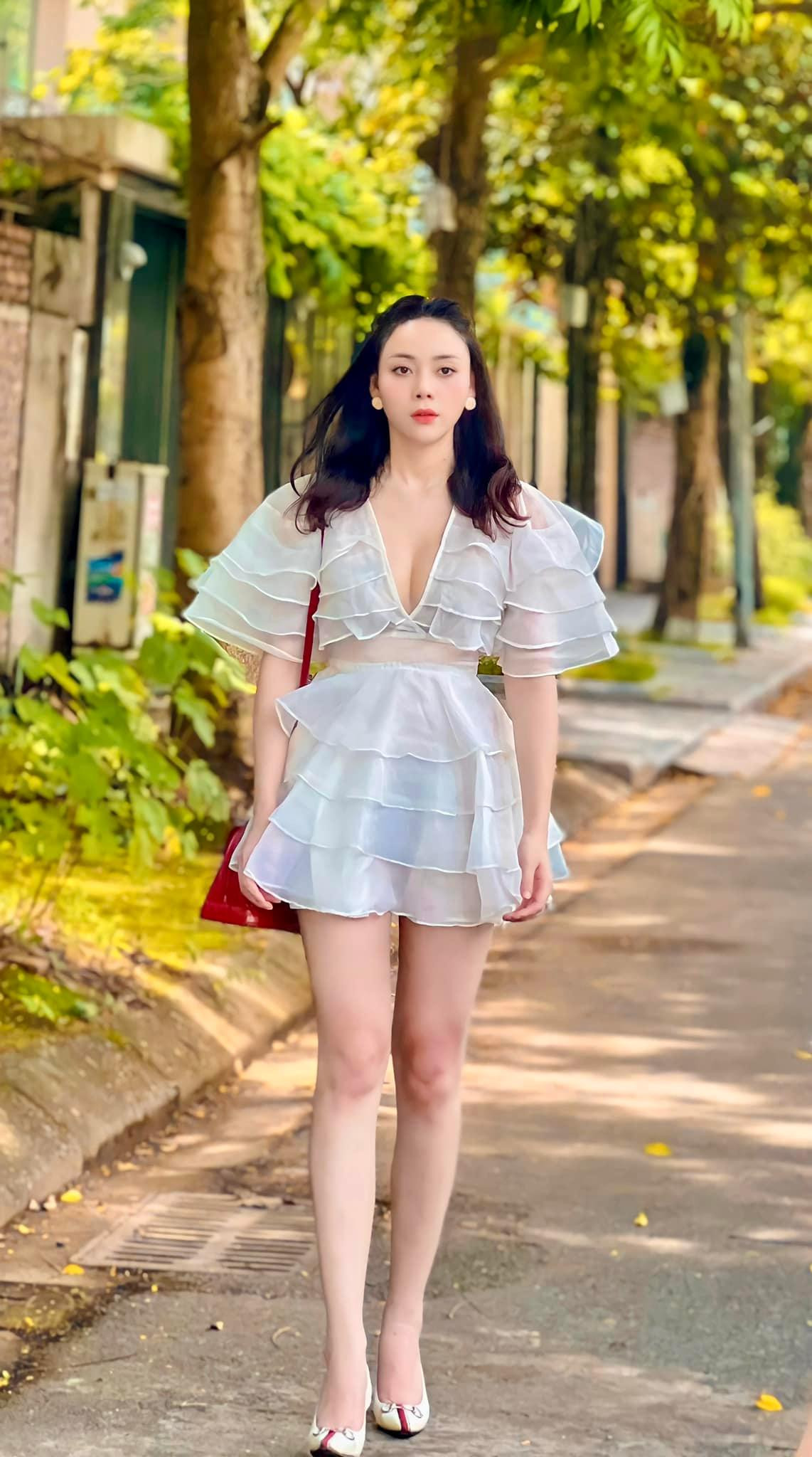 Huyền Trang là cựu sinh viên khoa Diễn viên, Đại học Sân khấu Điện ảnh Hà Nội. Trước khi theo đuổi con đường diễn xuất, Huyền Trang là người mẫu ảnh. Cô cao 1,7 m và có gương mặt ưa nhìn, vóc dáng cân đối.