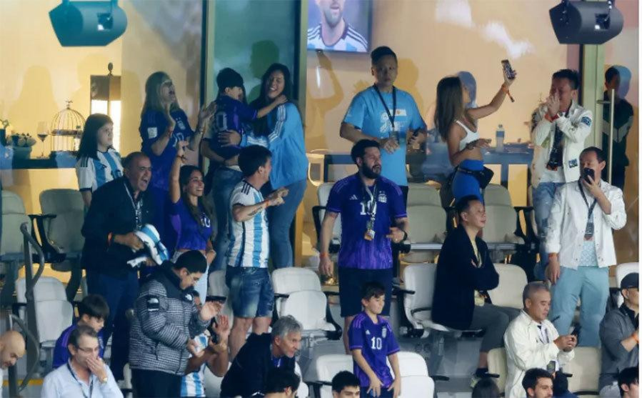 Messi và Antonella yêu nhau từ ngày cả hai còn là những cô, cậu học trò. Năm 2000, họ công khai chuyện tình cảm. Trong hơn 20 năm qua, Antonella là người đồng hành, kề vai sát cánh cùng chồng trên con đường sự nghiệp. Messi và Antonella yêu nhau từ ngày cả hai còn là những cô, cậu học trò. Năm 2000, họ công khai chuyện tình cảm. Trong hơn 20 năm qua, Antonella là người đồng hành, kề vai sát cánh cùng chồng trên con đường sự nghiệp.