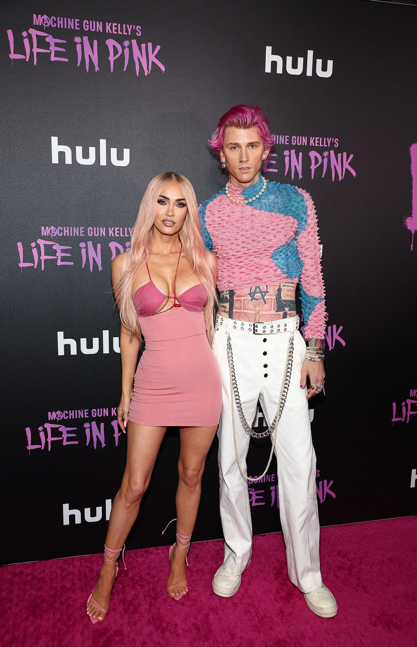 Trong buổi ra mắt Machine Gun Kelly's Life in Pink vào tháng 6, Fox và Kelly đều nhuộm tóc màu hồng. Trong khi nữ diễn viên mặc chiếc váy ngắn, để móng tay và mang dép đều màu hồng thì Kelly khoe hình xăm khi diện áo polo cổ bẻ cùng tông màu. Tình trẻ của Fox mặc quần trắng với điểm nhấn là thắt lưng và kết hợp chuỗi bạc với ngọc trai, đồng điệu cùng vòng cổ của anh.