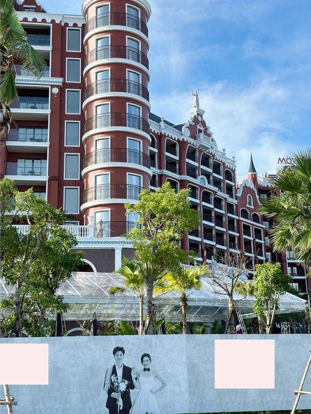 Sam, Trấn Thành, BB Trần và nhiều ngôi sao khác đều chia sẻ ảnh chụp tại resort và bày tỏ sự háo hức, mong chờ tới giây phút đáng nhớ của Anh Tú, Diệu Nhi.