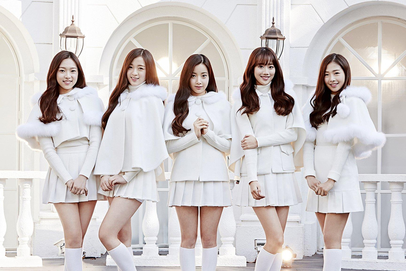 2022 là một năm khó khăn của mọi ngành nghề và toàn nhân loại. Ngành công nghiệp giải trí xứ Hàn cũng không thể thoát khỏi vòng quay này. Trong năm qua, có tới 19 nhóm nhạc Kpop tuyên bố tan rã. April ra mắt vào ngày 24/8/2015, tuyên bố tan rã vào ngày 28/1. Quyết định này được cho bắt nguồn từ việc một vài thành viên của April bị tố từng bắt nạt Hyunjoo - thành viên cũ của nhóm. Tuy nhiên sau đó, các cô gái của April đã phủ nhận việc này. Công ty chủ quản của họ cũng lên tiếng giải thích. Dù vậy, khán giả vẫn không đón nhận nhóm. Lần phát hành cuối cùng của April là album đơn năm 2020 có tên Hello Summer.