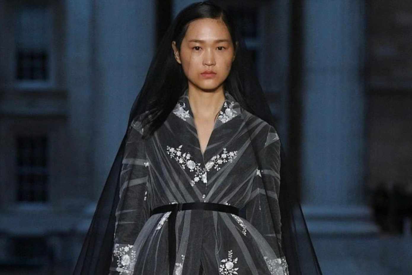 Người mẫu đeo khăn đen để bày tỏ lòng thành kính với Nữ hoàng Elizabeth II. Ảnh: SCMP. Người mẫu đeo khăn đen để bày tỏ lòng thành kính với Nữ hoàng Elizabeth II. Ảnh: SCMP.