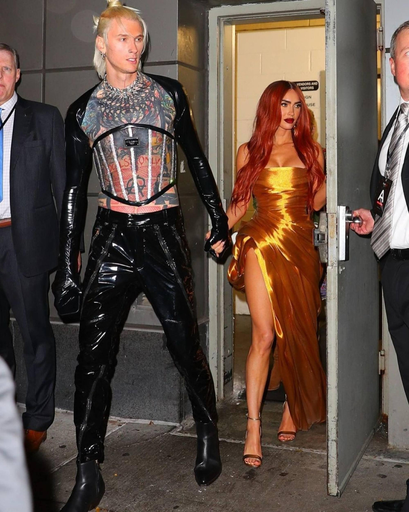 Tại Time100 Next Gala ngày 25/10, Fox mặc váy của Maison Yeya màu hổ phách có đường xẻ tới hông. Kelly mặc quần đen bóng, kết hợp áo dài tay và bốt da đen.